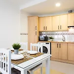 Holidays2Malaga Capuchinos French balconies, private parking, WiFi&Air con
